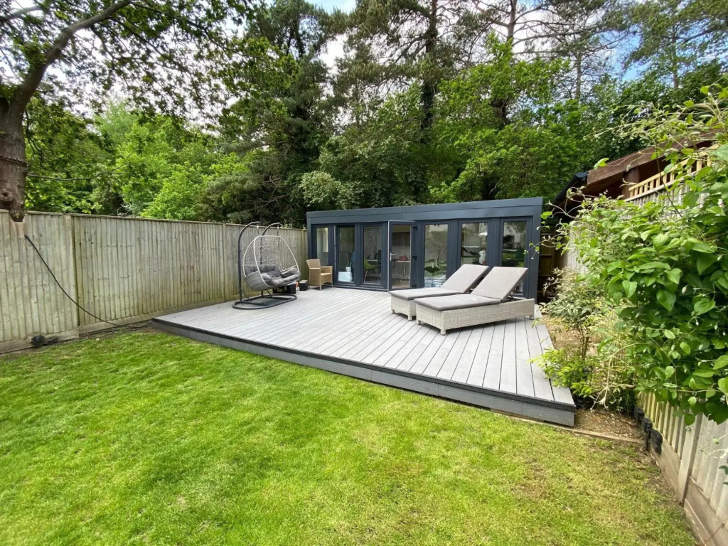 Ascot stunning and modern 4 bedroom town house with 156 sq ft garden office