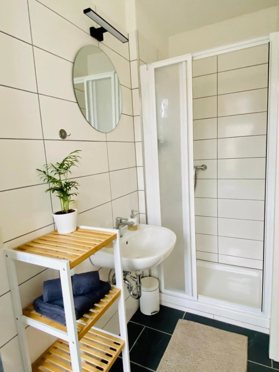 Stilvolles Apartment in zentraler Lage - Netflix, Queensize-Bett, Altbaustil, Küche und ÖPNV-Anbindung