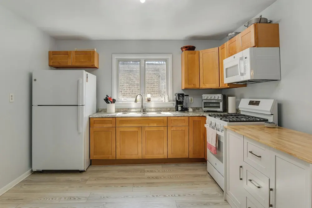 Spacious Chicago Group Home! Walk to Train & Eats