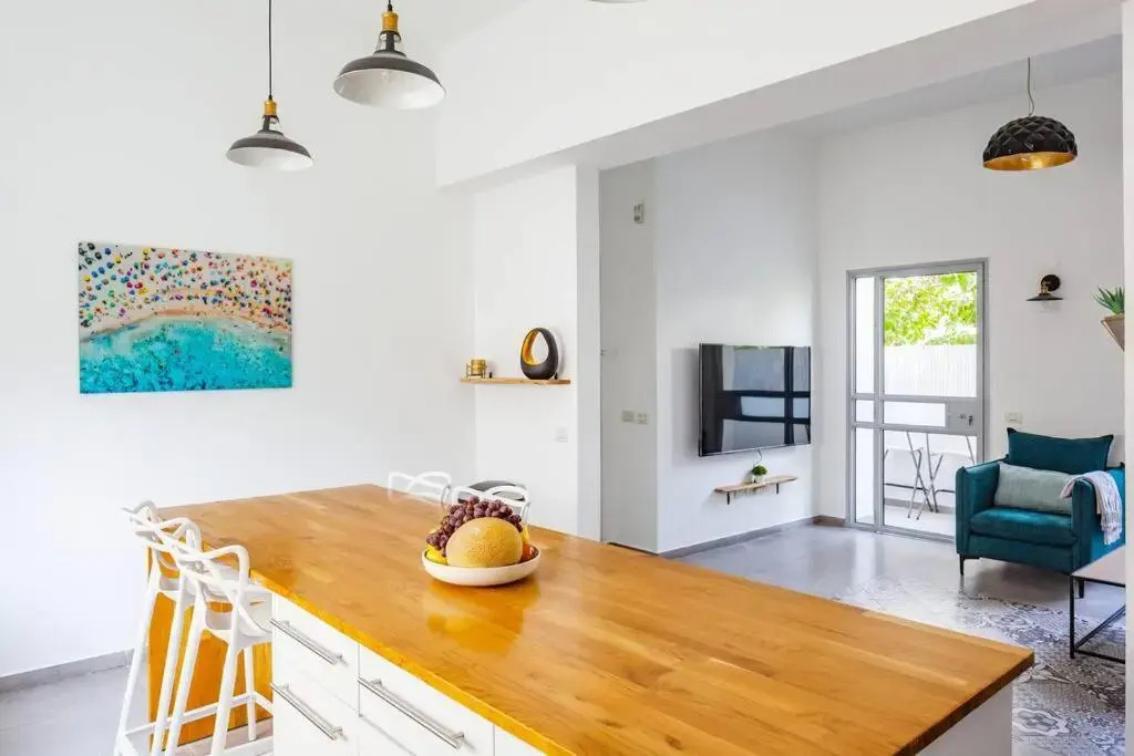Beautifully Renovated 2BR with Balcony Beachfront*