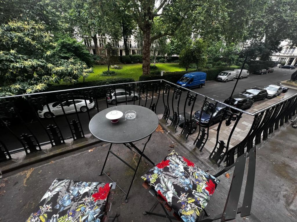 Hyde Park Studio Apartment With Private Terrace