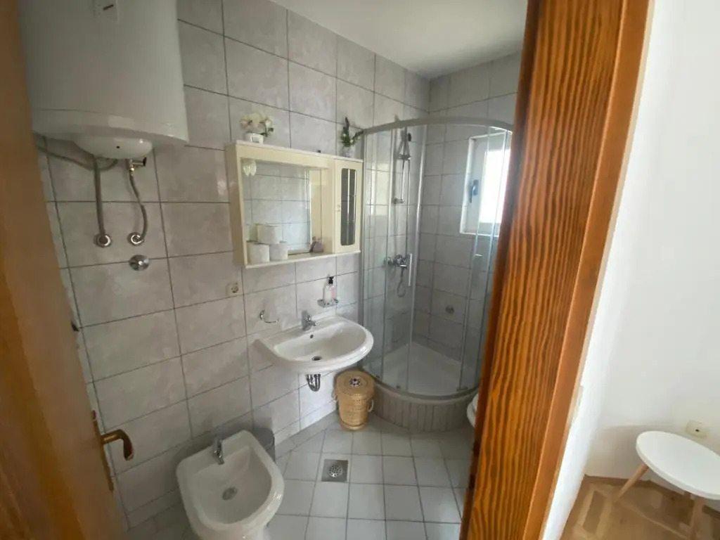 Apartment and room Marin Makarska