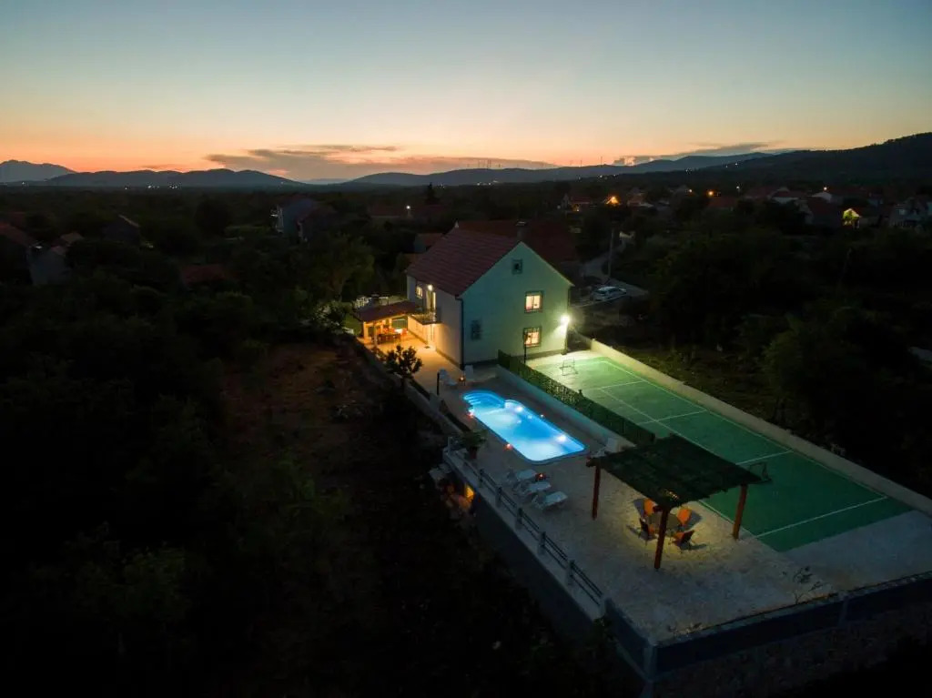 Luxury Villa Paloma Blanca with Heated Pool