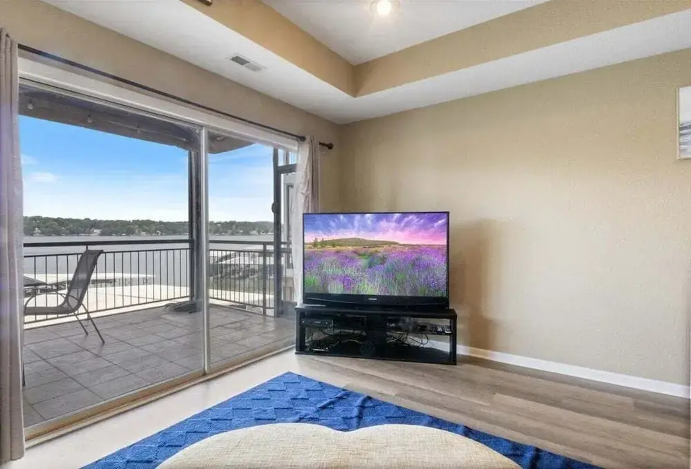 Lakefront 1st-floor Condo, Screened Patio, Pools & Courts
