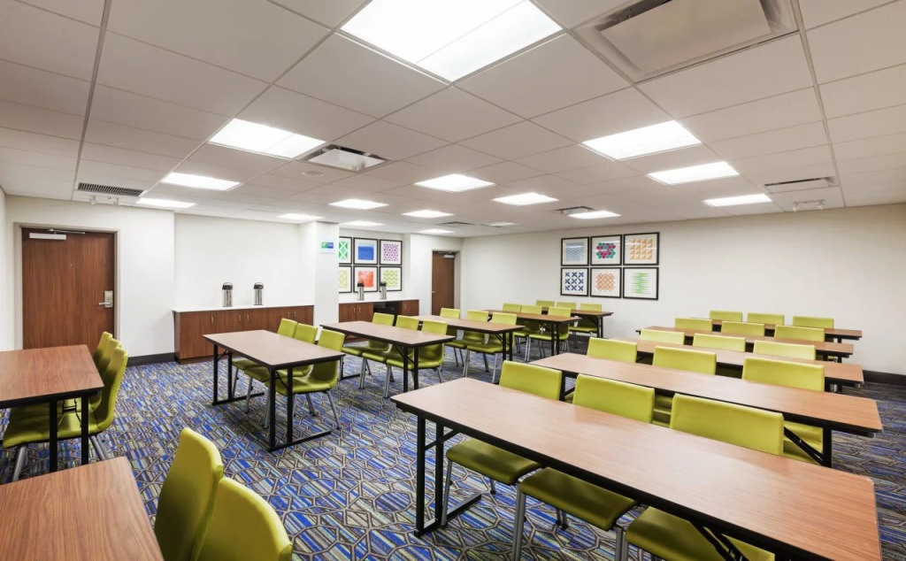 Holiday Inn Express & Suites - Lenexa - Overland Park Area by IHG