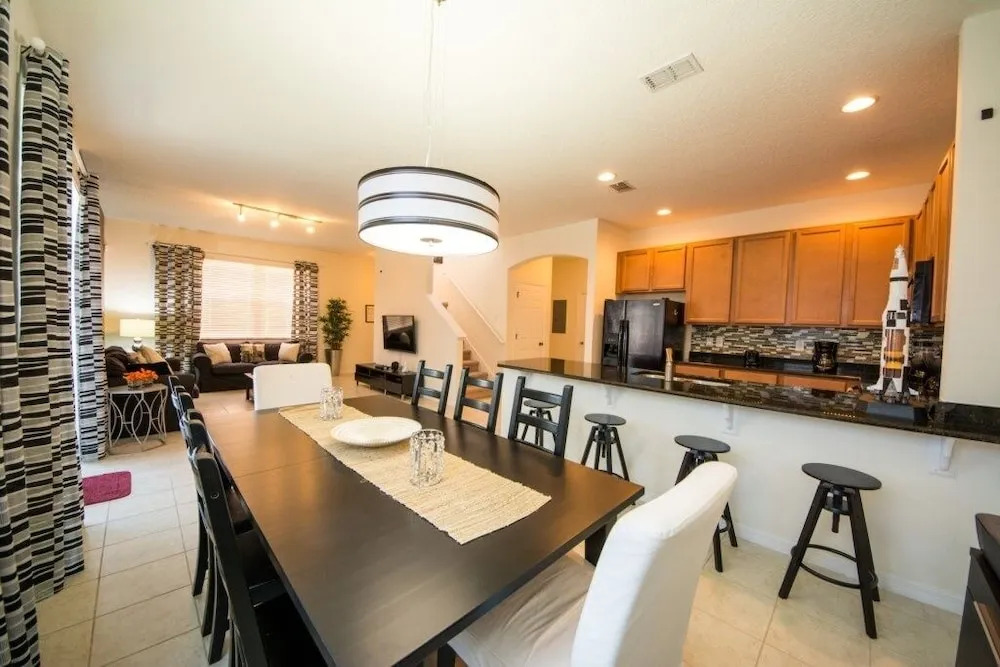 Great Near Theme Parks! Pet Friendly! 4 Bedroom Townhouse