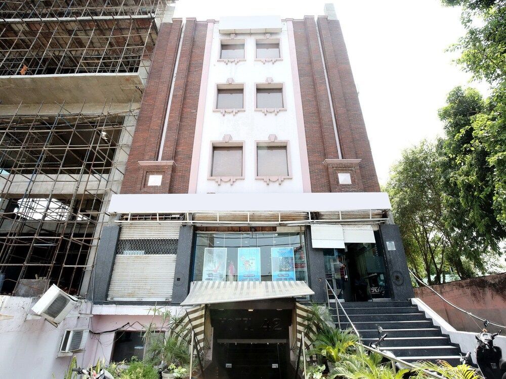 Capital O 15395 Hotel 42