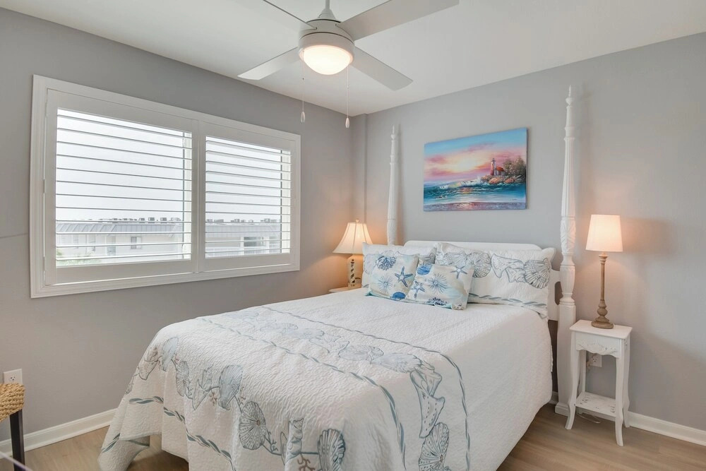 Gulf Shores Condo: Covered Balcony & Beach Access