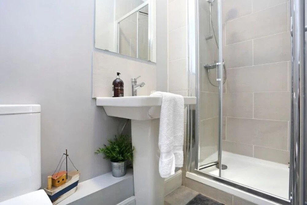 Homely & Spacious 4-bedroom Apartment by the Meadows