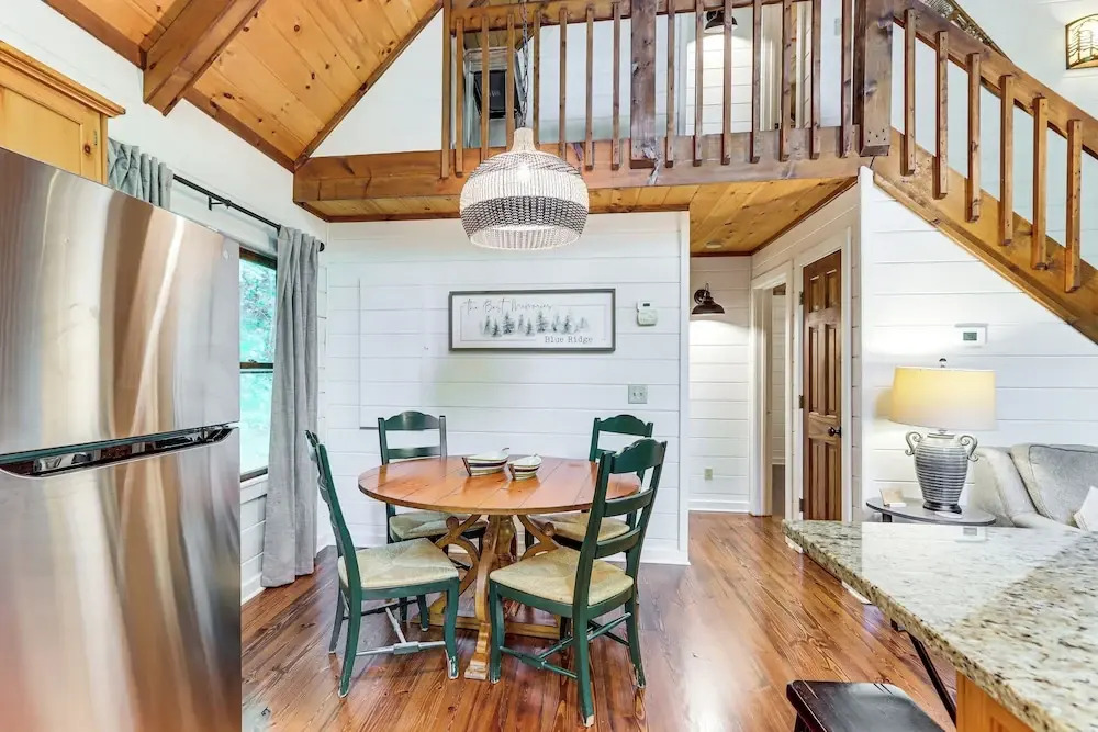 Creek Front Cabin w/ Hot Tub+fire Pit
