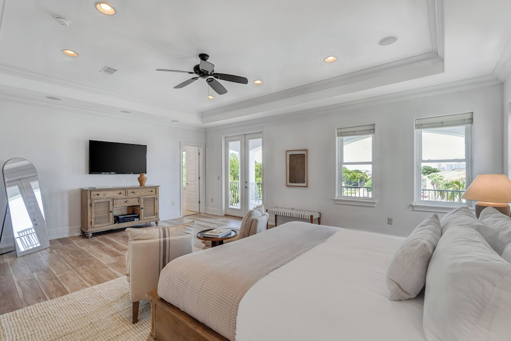 Sleeps 20, Private Pool, Putting Green, Walk to Beach Vitamin Sea by Avantstay