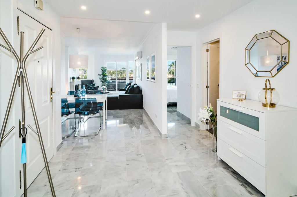 SAT1-walking distance to Puerto Banus