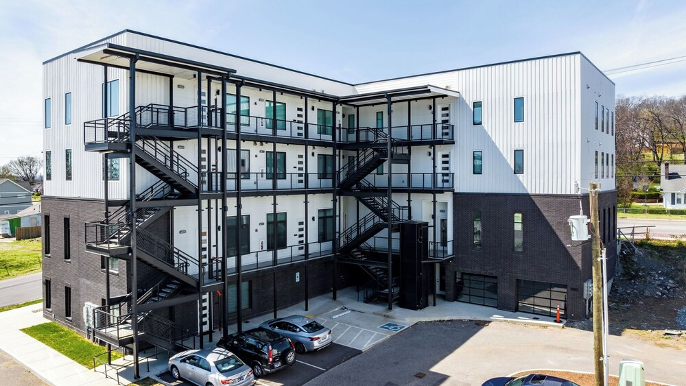New Build Sleeps 12, 2 Condos in Scenic Bluffside, Minutes to Downtown