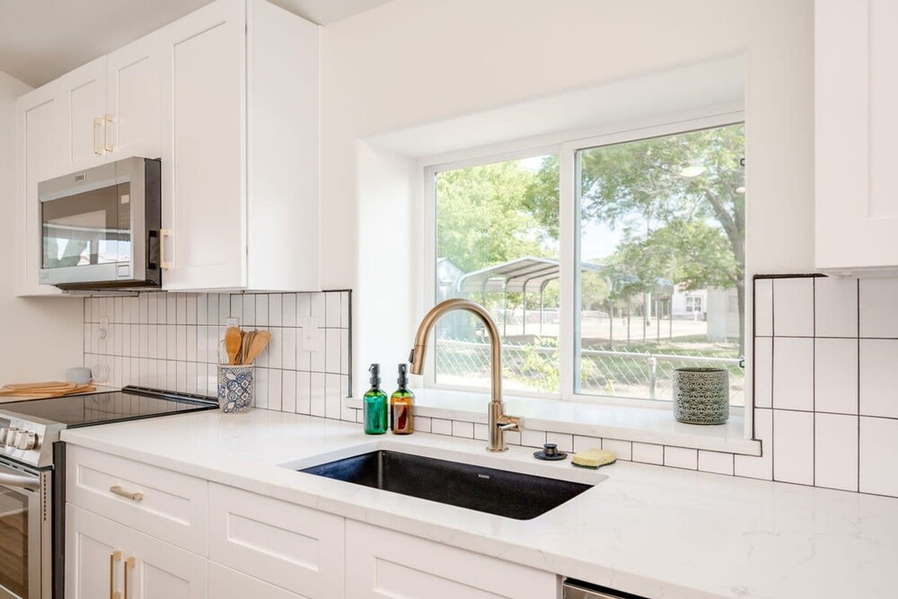 Modern 3 2 two Kings hot tub Fire pit 16min to Wine Trail Nearby Pickleball Courts Pools