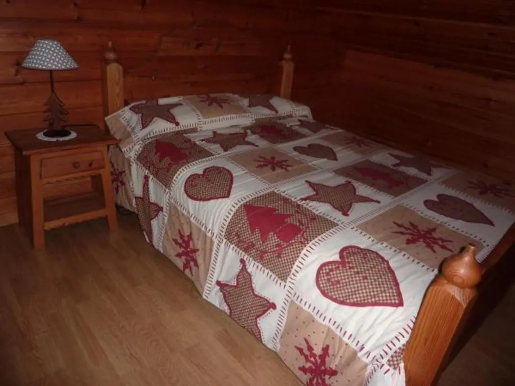 Chalet confortable avec 4 chambres, cheminée, grand terrain, proche pistes et lac - FR-1-589-107