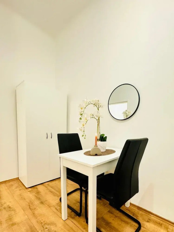 5BR Apartment for 10 Near Alterlaa