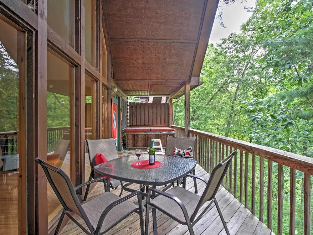 Idyllic Cabin w/ Hot Tub < 2 Mi to Dollywood!