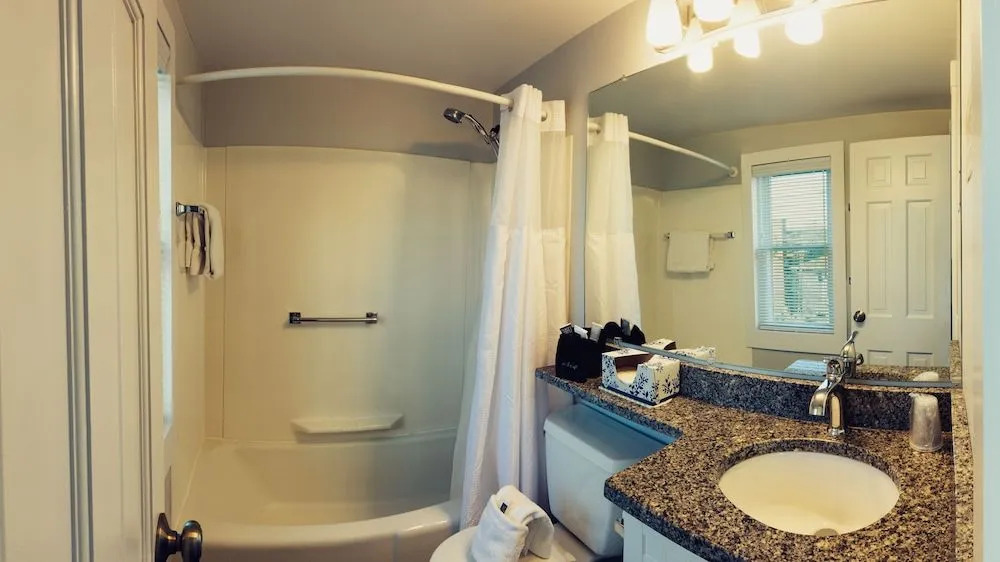 Bearskin Neck Motor Lodge