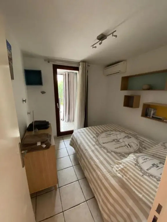 Logement entier T2 climatisé, parking gratuit, jardin, mer