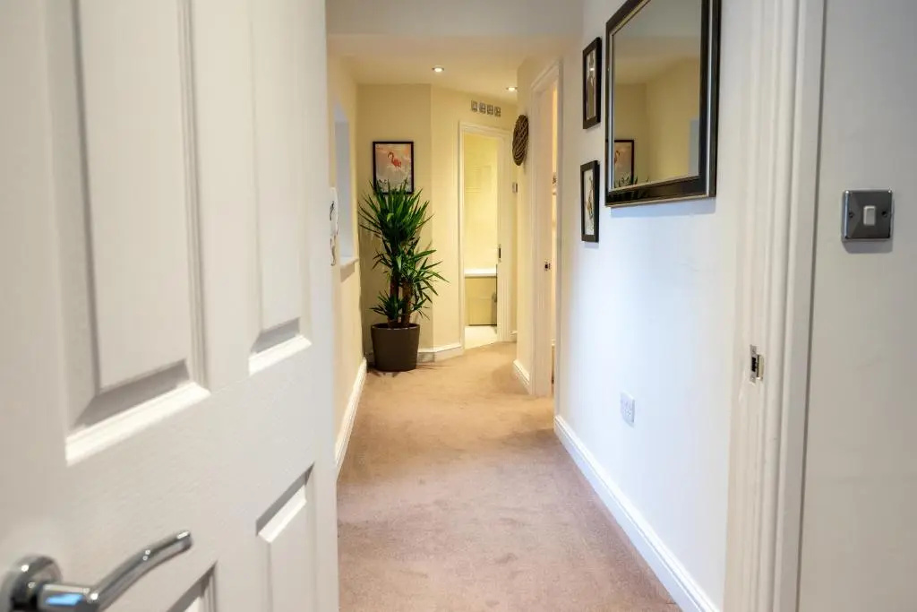 Stylish 2 Bed Apartment, Stunning City Centre Location, with FREE Secure, Gated Parking On-Site & Private WiFi, with Private Entrance & Courtyard Garden & Highly Rated