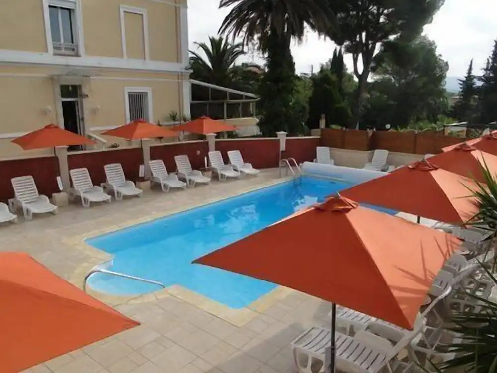 Hôtel et Studios Les Amandiers