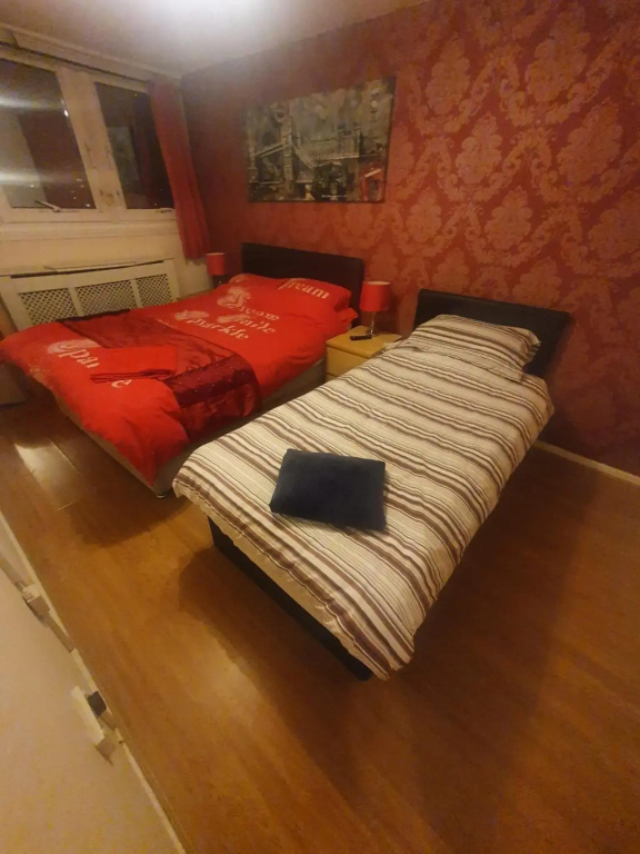 Snooozz - in the heart of Nottingham City Centre - in Victoria Centre Shopping Centre on Milton Street - Your own private Apartment next to the Hilton with full Kitchen and Television Lounge, plus Restaurants, Shops and Supermarket all onsite
