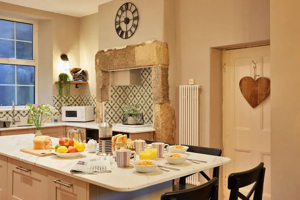 Holiday Home in Heart of Tideswell, No Deposit