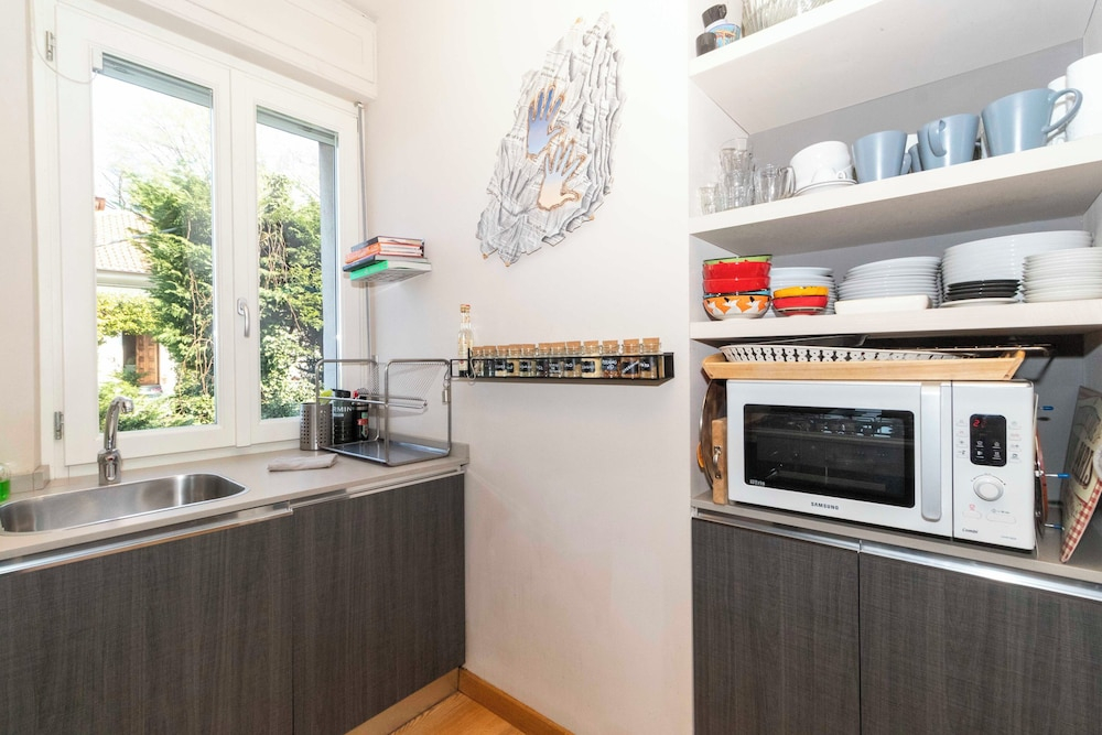 Guesthost - Charming Apt With Parking!