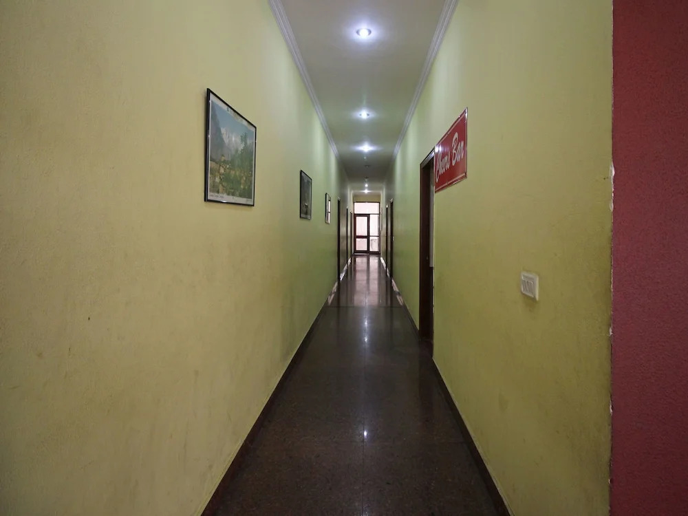 OYO 6977 Hotel Clarks