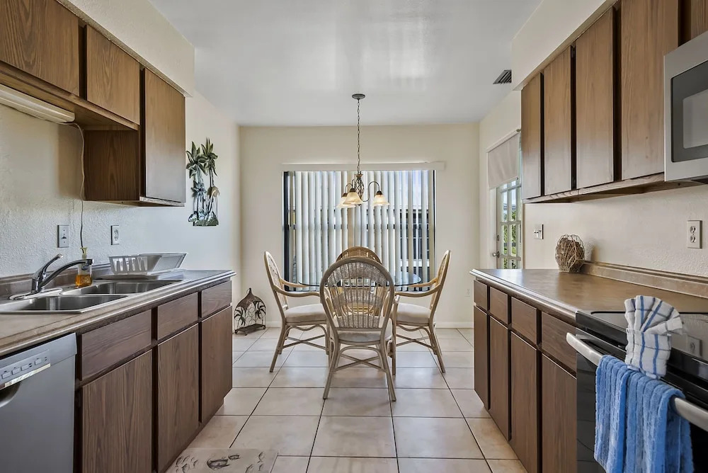 Beachview Condo 2 Bedroom Condo by RedAwning