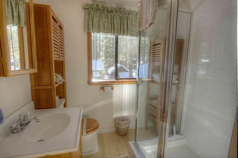 Breezy Pines Cabin 4 Bedroom Home by RedAwning