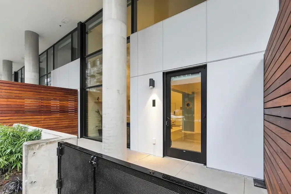 Posh Lofty Pad in Central Redmond