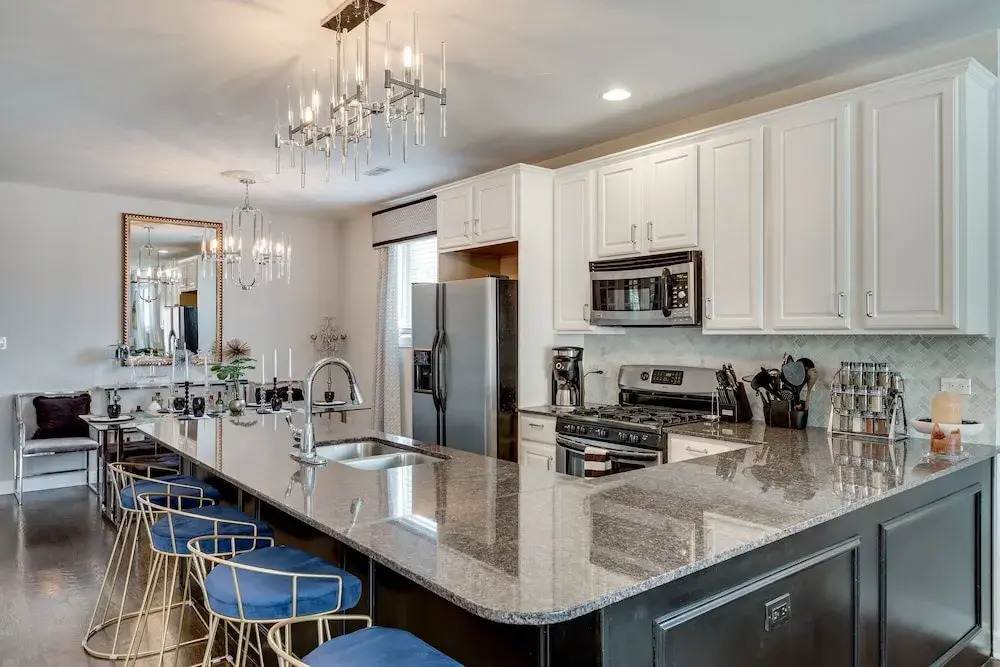 3 BR 3 BTH - UIC, Med Dist & Down Town + Garage by AllSet Turnover