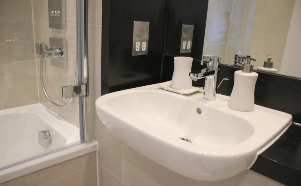 The Station Suite (Peymans)
