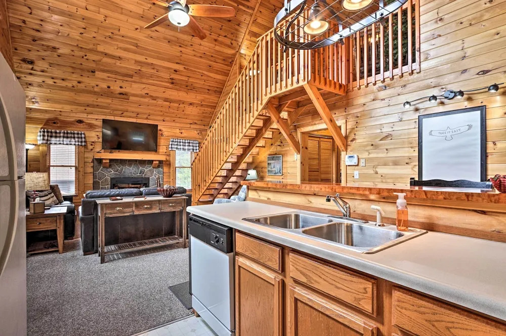 Homey Sevierville Cabin w/ Deck Near Pigeon Forge!