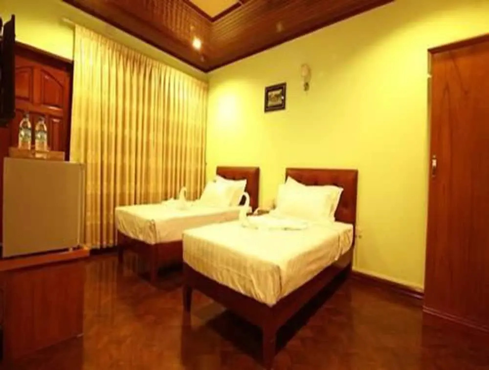100 Moon Inn