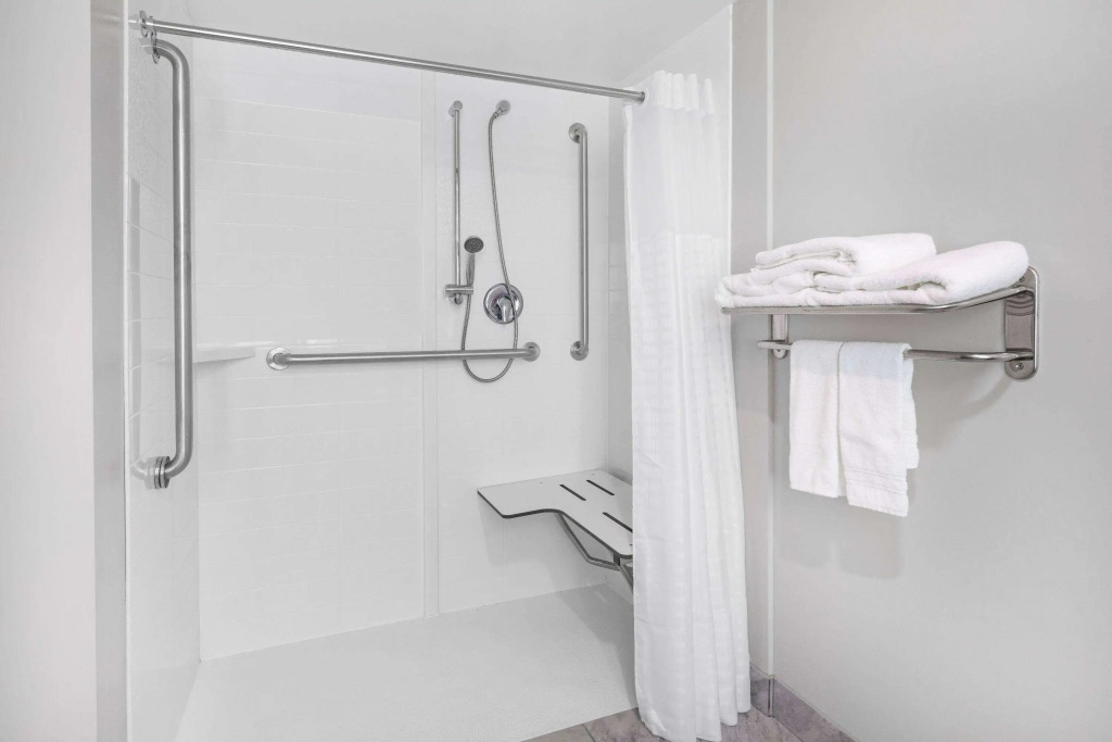 Days Inn & Suites by Wyndham Niagara Falls/Buffalo