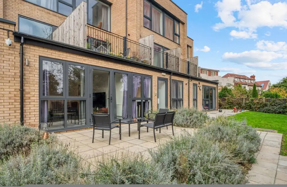 3-bed 2-bath Wembley Apartment With Free Parking