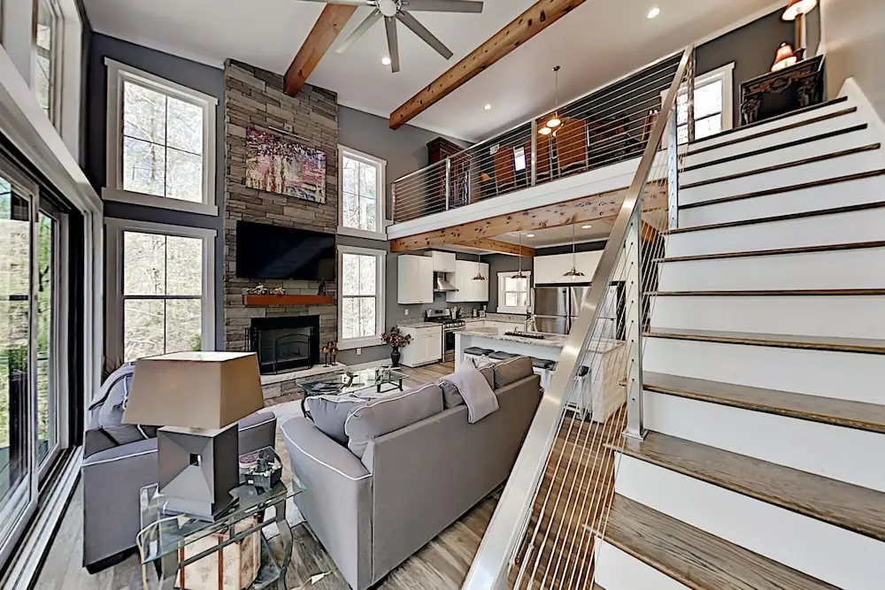 Lavish W/ Hot Tub - Near Asheville, Skiing 3 Bedroom Home