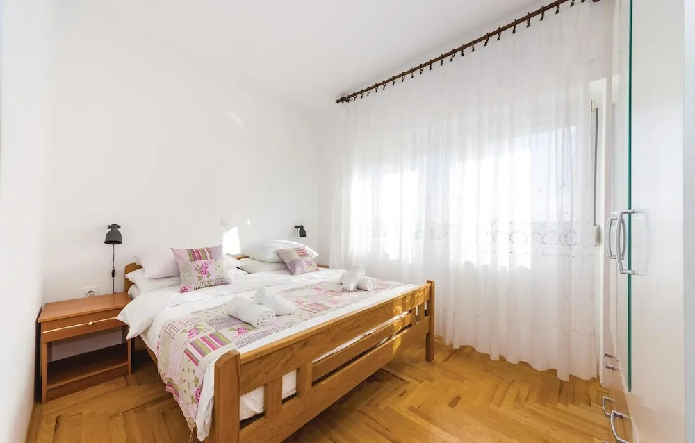 Five-Bedroom Holiday Home In Rovanjska