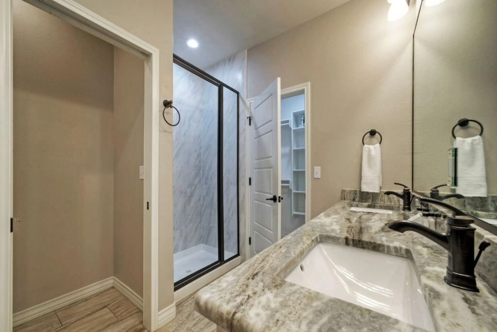 Cole's Cabin by Avantstay Coastal Retreat Pool Access, Balcony, Water Views + Mins to Beach