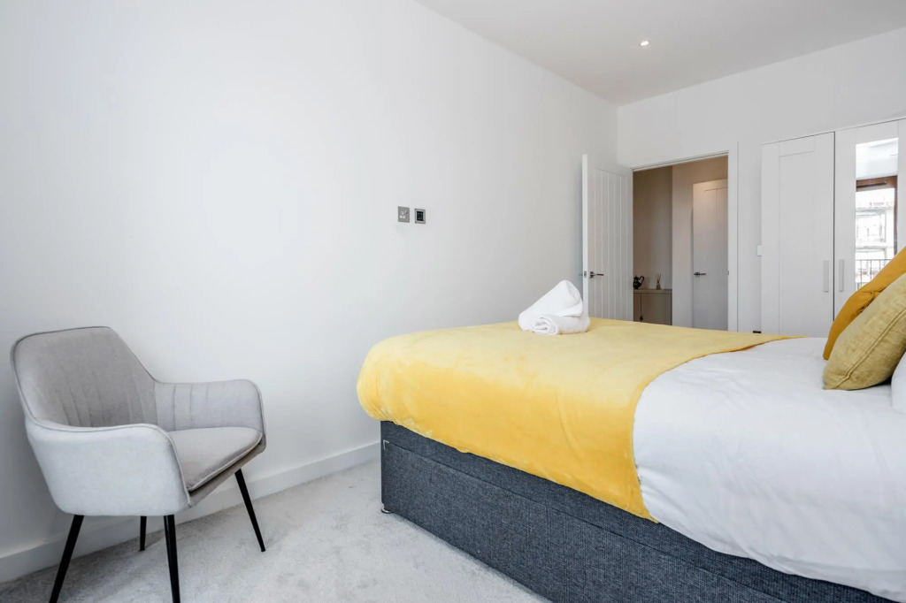 2 Bedroom Luxury St Albans Apartment - Free WiFi with Netflix & Parking. The property sleeps 6
