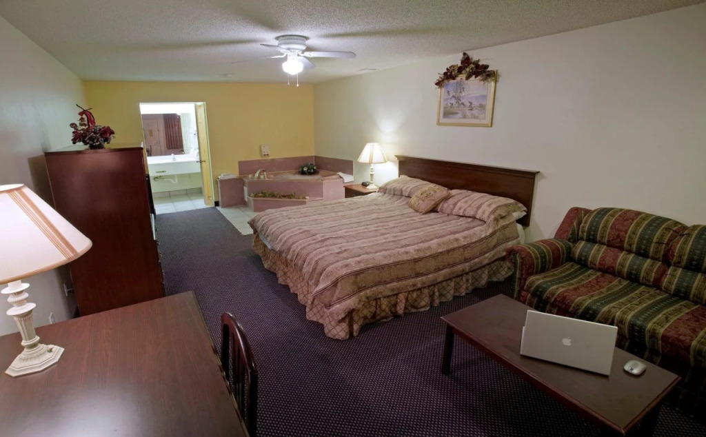 Deluxe Inn and Suites