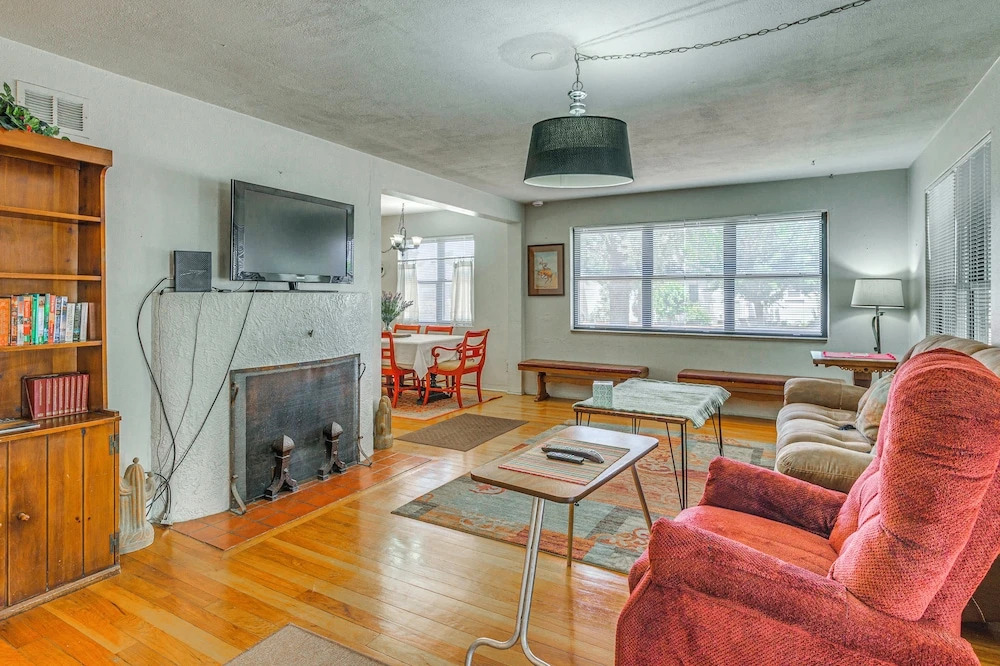 Highly Walkable Area! Charming Roswell Bungalow