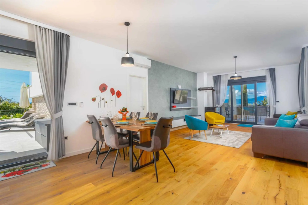 Villa MARIA with heated swimming pool
