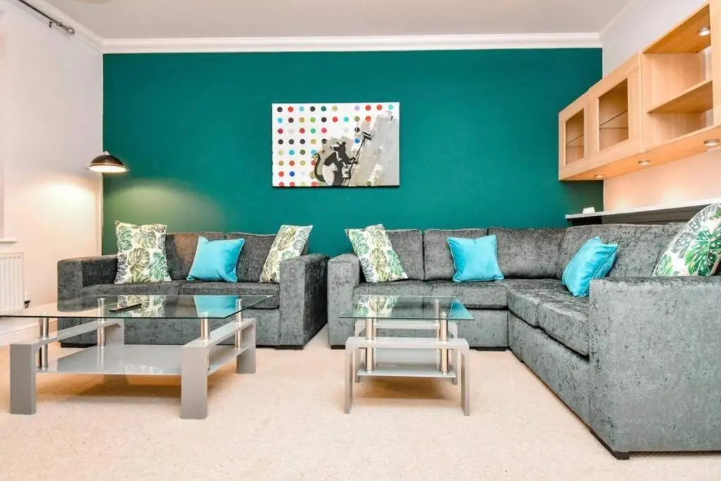 Luxury 4 Bedroom 3 Bathroom House- Sleeps up to 8 - Free Parking, Balcony, Private Garden, Super-Fast Wifi and SmartTVs with Netflix by Yoko Property