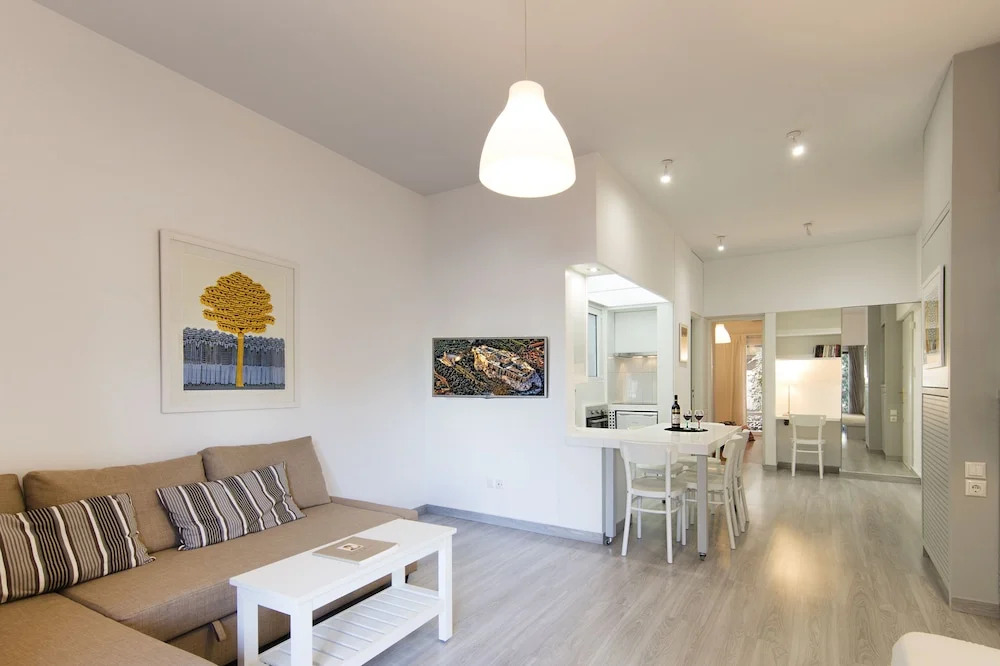 Artistic apartment in the middle of everything  by VillaRentalsgr