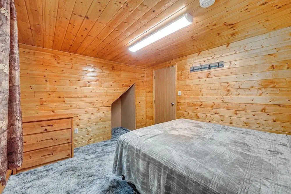 Roomy Log Cabin w/ Hot Tub, Walk to Kenai River!