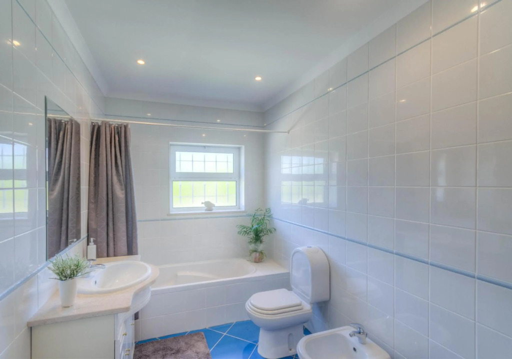 Villa Montanha, 4 Bedroom Villa, with swimming pool, loungers and alfresco dining, 10 min walk to the beautiful Praia da Luz Beach, Shops, Bars and Restaurants