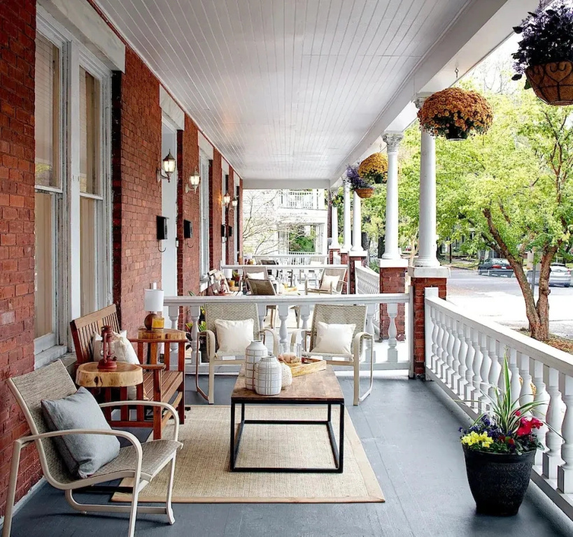 Modern 4 Bed Brownstone in Historic Downtown